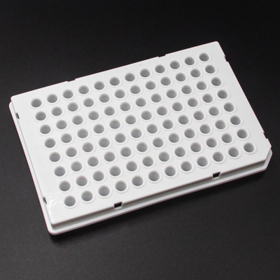 วัสดุสิ้นเปลืองในห้องปฏิบัติการแผ่น PCR 96 หลุมพร้อมฟิล์มปิดผนึก USP อนุมัติวัสดุ PP ฆ่าเชื้อแล้ว